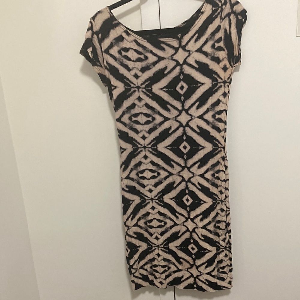 QED London Cap Sleeve Sheath Dress in Geometric Print. Size small.